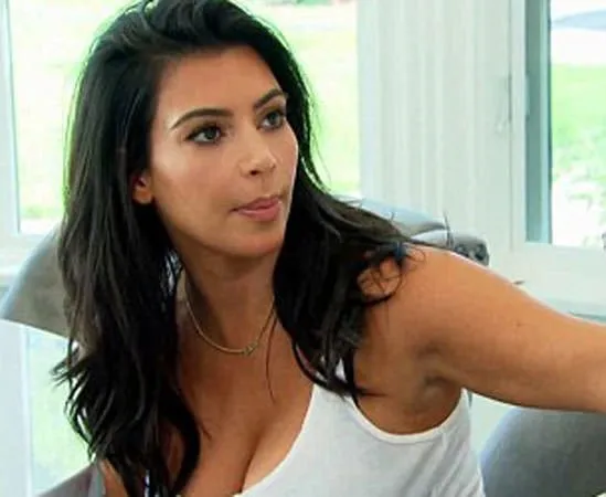 Kim Kardashian’ın göğüslerine özel makyöz