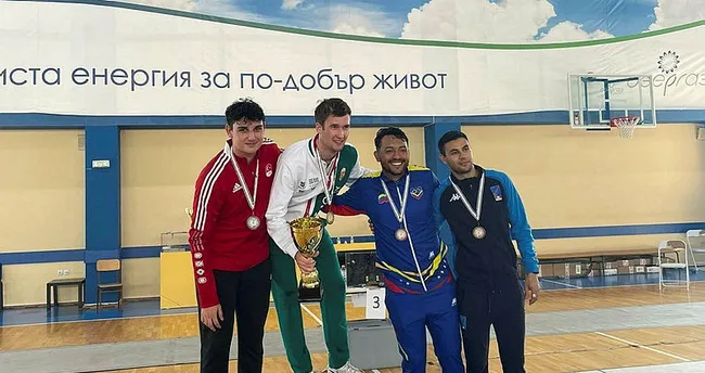 Eskrimci Tolga Aslan, Bulgaristan’da gümüş madalya kazandı Eskrimci Tolga Aslan, Bulgaristan’da gümüş madalya kazandı