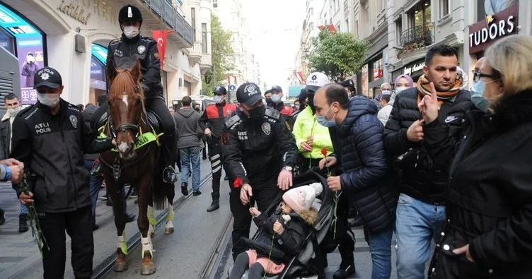 İstanbul Emniyeti’nden anlamlı mesai! Kadınlara çiçek dağıttılar...