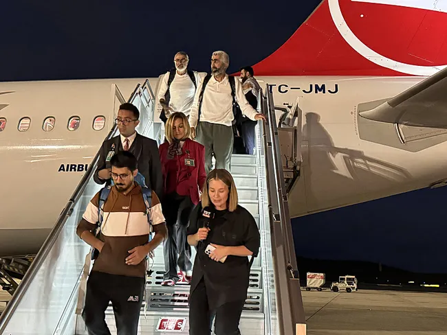 son-dakika-15-turk-aktivisti-tasiyan-ucak-istanbula-ulasti-1759863865087.jpeg SON DAKİKA | 15 Türk aktivisti taşıyan uçak İstanbul'a ulaştı