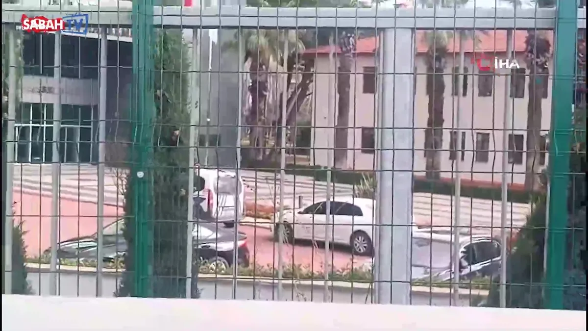 SON DAKİKA: Anadolu Adliyesi’nde hareketli dakikalar: Hakim, savcı tarafından silahla vuruldu! | video videosunu izle SON DAKİKA: Anadolu Adliyesi’nde hareketli dakikalar: Hakim, savcı tarafından silahla vuruldu! | video videosunu izle