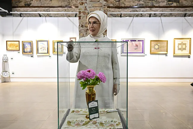 emine-erdogan-her-sanatci-aslinda-eserleriyle-kendi-medeniyetini-de-insa-ede-1732370342192.jpeg