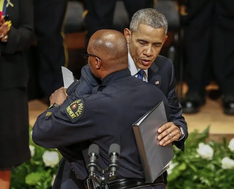 Obama öldürülen polisler için gözyaşı döktü