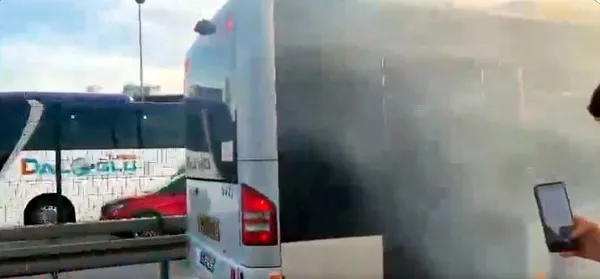 istanbulda-arka-arkaya-meydana-gelen-metrobus-yangini-vatandasi-tedirgin-etti-once-okmeydani-duraginda-saatler-1778254634835.jpg