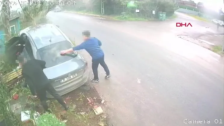 Tuzla'da ehliyetsiz sürücünün bankta oturan kadına çarptığı anlar kamerada | Video