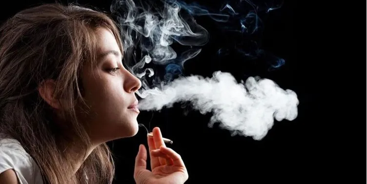 O ülkenin sağlık bakanından ilginç tavsiye: Yasak alanlarda sigara içenlere dik dik bakarsak…