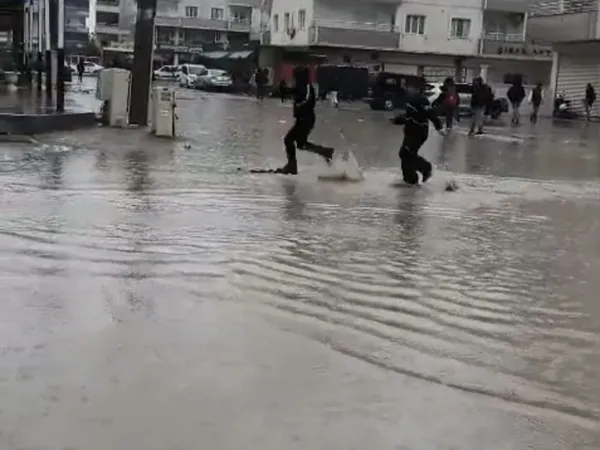 nusaybinde-saganak-yagmur-sonrasi-yollar-gole-dondu-ogrenciler-suyun-icinden-okula-gitti-1768314859375.jpg
