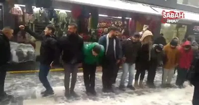 Diyarbakırlılar kar yağışını halayla karşıladı | Video