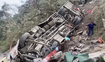 Nepal’de feci kaza: Otobüs şarampole yuvarlandı! 4 can kaybı