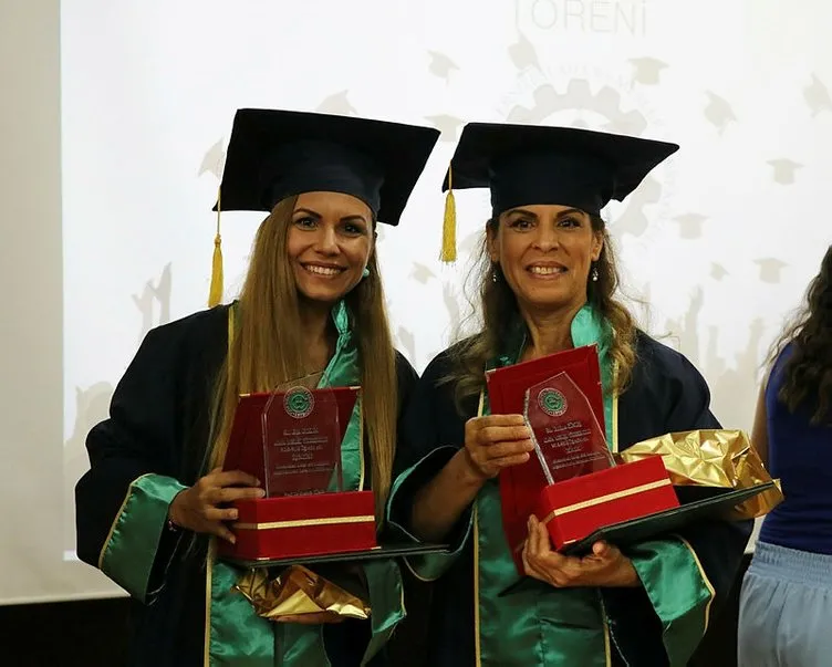 Son dakika haberi: Anne ile kızı aynı üniversitenin aynı bölümünden mezun oldu!