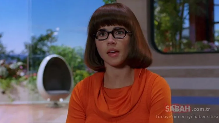 Takımın gösterişsiz ama zeki kızıydı... Velma güzelliğiyle büyüledi!