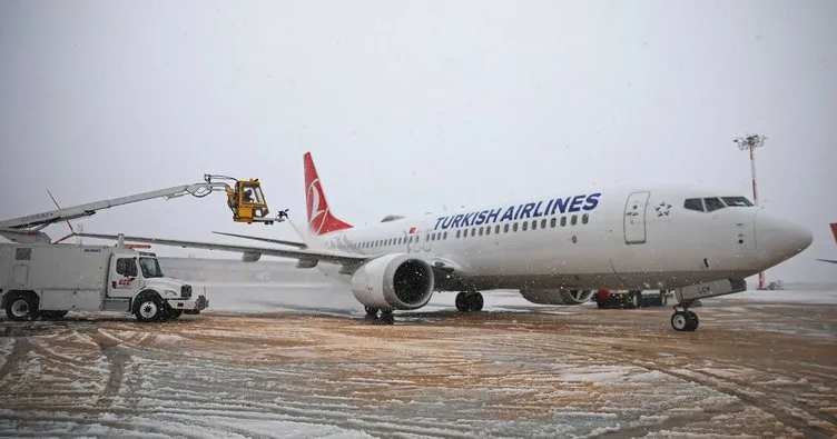 Uçaklar buzlanmaya karşı özel kimyasalla yıkandı