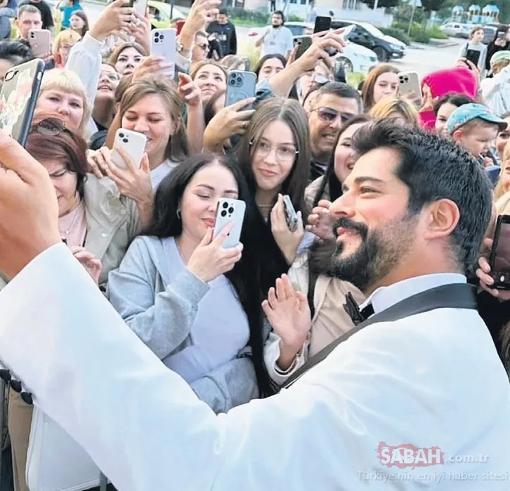 Burak Özçivit Rusya’yı kasıp kavurdu! Yüzlerce hayranı etrafını sardı!