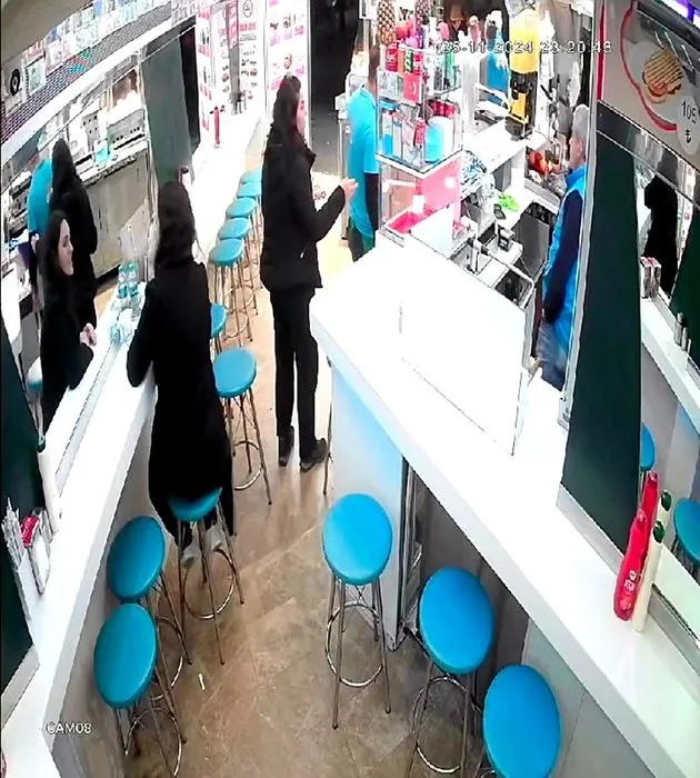 Yemeğimden saç çıktı dedi, hesabı ödemek istemedi: Gerçek kamera görüntülerini izleyince ortaya çıktı!