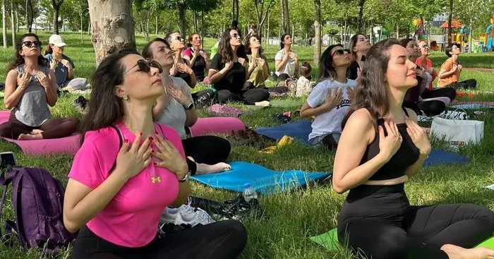 Diyarbakır’da kadınlar, açık havada yoga ve egzersiz yapıyor