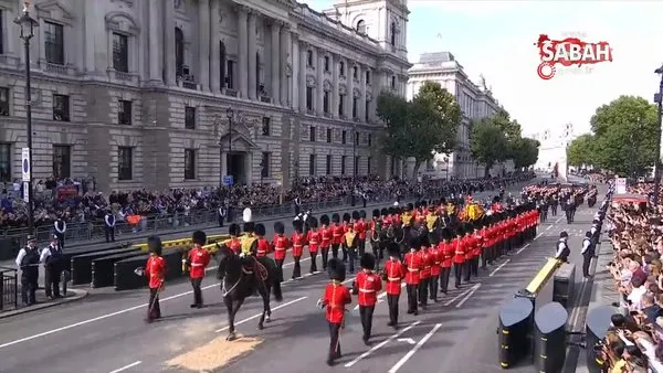 İngiltere Kraliçesi II. Elizabeth’in cenazesine binlerce kişi akın etti | Video