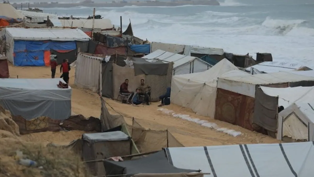 İsrail’in zulmünden kaçmışlardı: Sahile sığınan Filistinlilerin çadırlarını su bastı