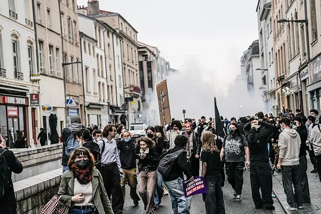 Fransa'da protestolar üçüncü haftasında: Yüzbinlerce öğrenci sokağa indi! Sarı Yelekliler yeniden sahnede...