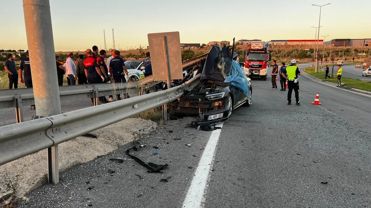 Kayseri'de düğün konvoyunda meydana gelen trafik kazasında bariyerlere çarpan otomobilin görüntüsü.