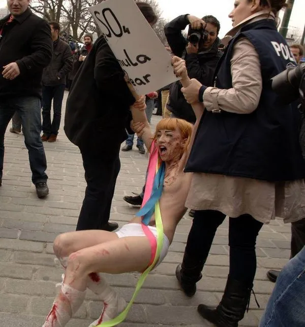 Femen kızlarından İstanbul'da çıplak protesto