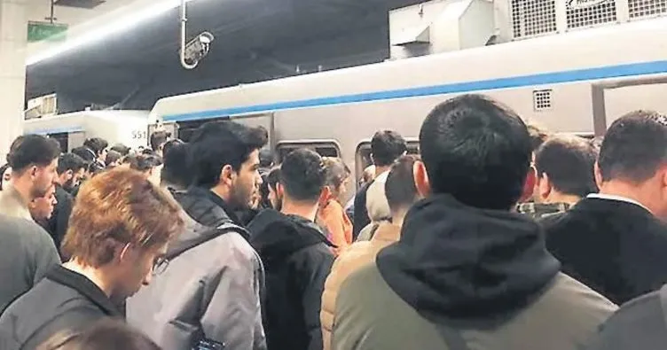 Arızalanan metroda yolcular mahsur kaldı