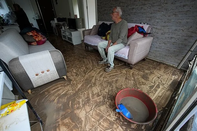 SON DAKİKA… İzmir Bergama’yı sel vurdu! Metrekareye 137 kilogram yağış düştü: Cadde ve sokaklar göle döndü!