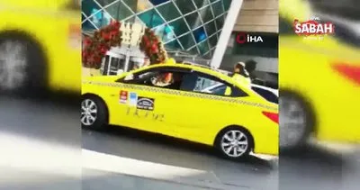 AVM önünde taksi sürücüleri ile değnekçinin para pazarlığı kamerada | Video