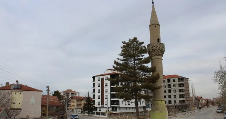 Camisiz minare görenleri şaşırtıyor