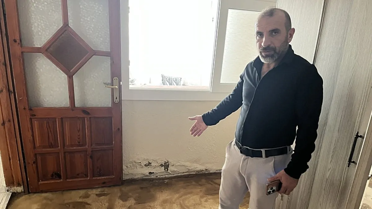 İzmir’de İZSU şebeke borusu patladı: Bir evi yaşanmaz hale getirdi İzmir’de İZSU şebeke borusu patladı: Bir evi yaşanmaz hale getirdi