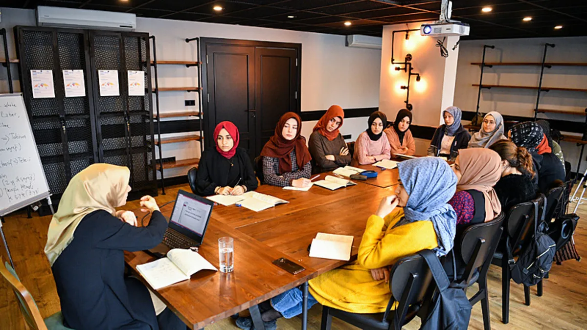 TÜRGEV, Filistin’den gelen 246 genç kıza eğitimde kapı açtı TÜRGEV, Filistin’den gelen 246 genç kıza eğitimde kapı açtı