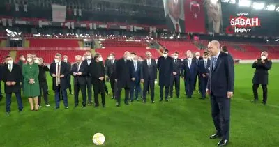 Cumhurbaşkanı Erdoğan İzmir Göztepe Gürsel Aksel Stadı’nda Alpay Özalan’a şut çekti | Video