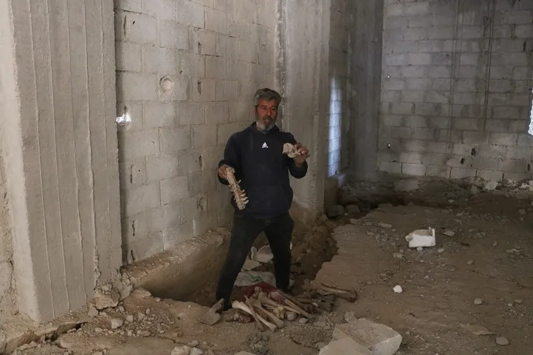 SON DAKİKA... Esad 10 bin kişiyi buraya gömdü! Tadomon Mahallesi’ndeki katliam gün yüzüne çıktı: İnsan kemikleri fışkırıyor!