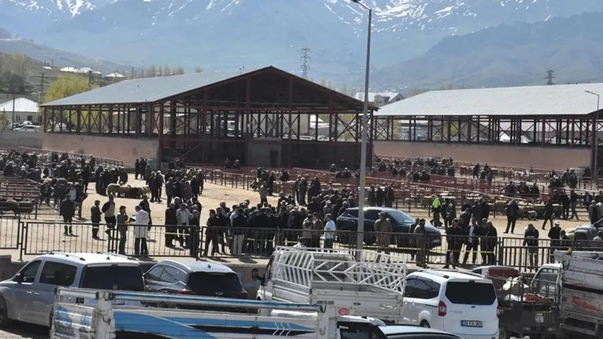 Hayvan pazarındaki silahlı kavgada 1 kişi öldü, 13 kişi yaralandı Hayvan pazarındaki silahlı kavgada 1 kişi öldü, 13 kişi yaralandı