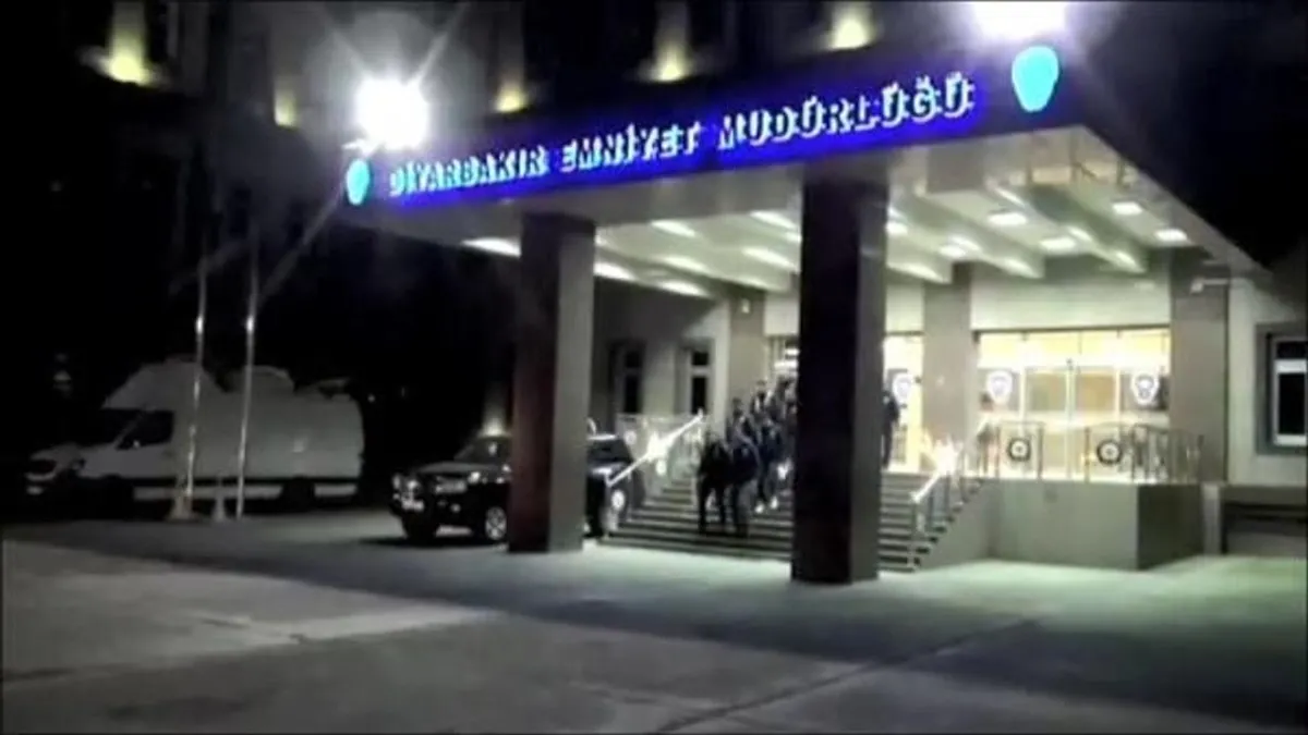 SON DAKİKA I Diyarbakır Emniyet Müdürlüğü’ne EYP’li saldırı girişimi! Valilik açıkladı: Herhangi bir hasar yok SON DAKİKA I Diyarbakır Emniyet Müdürlüğü’ne EYP’li saldırı girişimi! Valilik açıkladı: Herhangi bir hasar yok