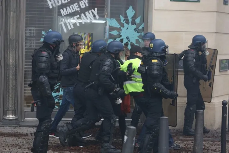 Fransa'da akaryakıt zammı protestoları sürüyor