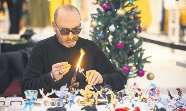 Çocukluk hayallerini cama yansıtıyor