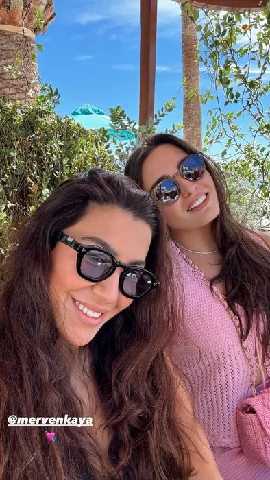 Sibel Can’ın biricik gelini ile kız Melisa Ural’dan tatil karesi geldi! Gelin-görümce düşman çatlattı!