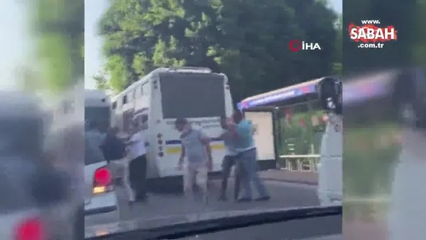 Halk otobüsü ile minibüs şoförünün yolcu kapma kavgası | Video