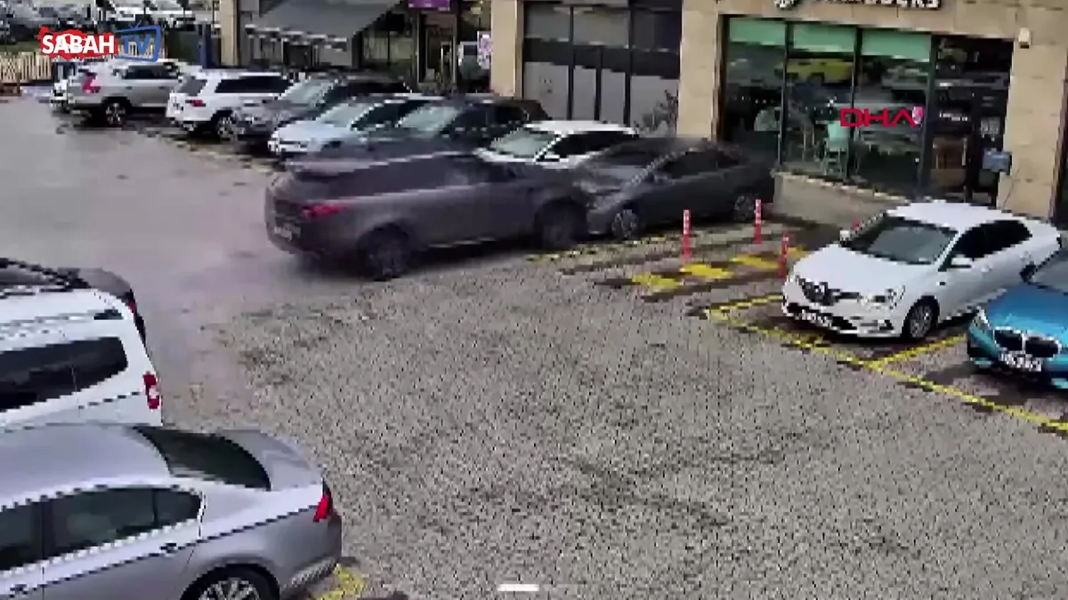 Çekmeköy'de sürücü fren yerine gaza bastı: Cip çarptığı otomobille kafeye böyle girdi! | Video