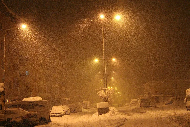 Meteoroloji'den son dakika yoğun yağış hava durumu bilgisi! Beklenen kar İstanbul'da başlıyor!