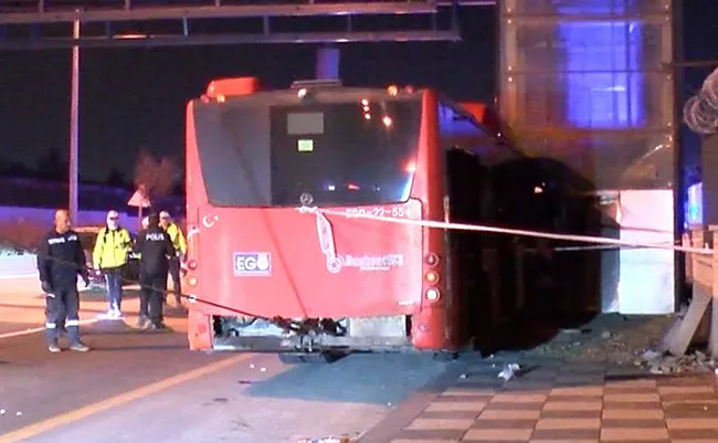 ankarada-otobus-dehseti-yoldan-cikan-arac-ust-gecidin-ayagina-carpti-24-yarali-1792530425214.jpg
