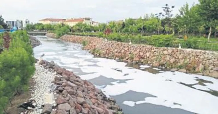 Safran Deresi köpükle kaplandı