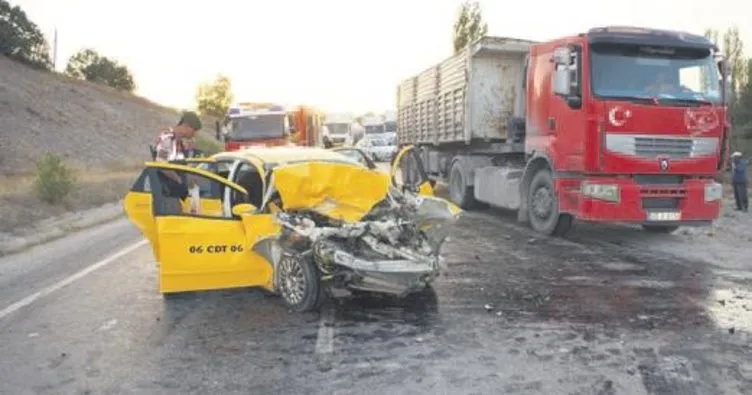 Saman yüklü kamyon taksiye çarptı: 2 ölü