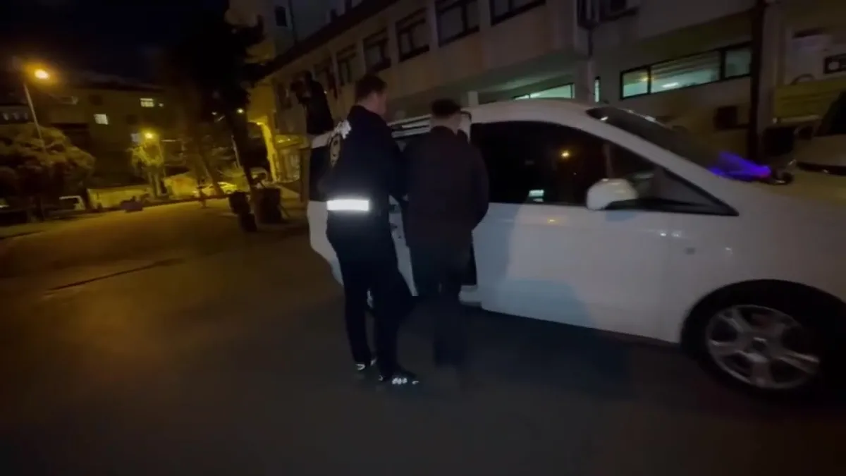 Son dakika: O taraftar adliyeye sevk edildi… Savcılıktan serbest bırakıldı videosunu izle Son dakika: O taraftar adliyeye sevk edildi… Savcılıktan serbest bırakıldı videosunu izle