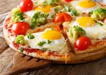 İtalya’dan sofralarınıza enfes lezzet: Kahvaltılık pizza tarifi