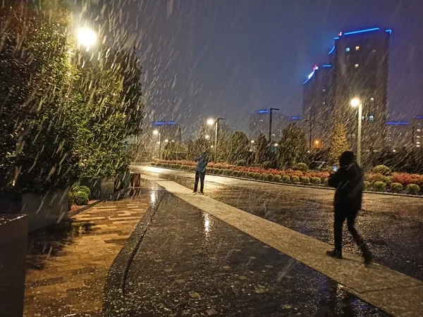 son-dakika-meteoroloji-uyarmisti-istanbulda-beklenen-kar-yagisi-basladi-1642277987013.jpg