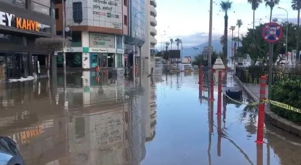 Hatay İskenderun’dan inanılmaz görüntüler: Cadde ve sokaklar su altında