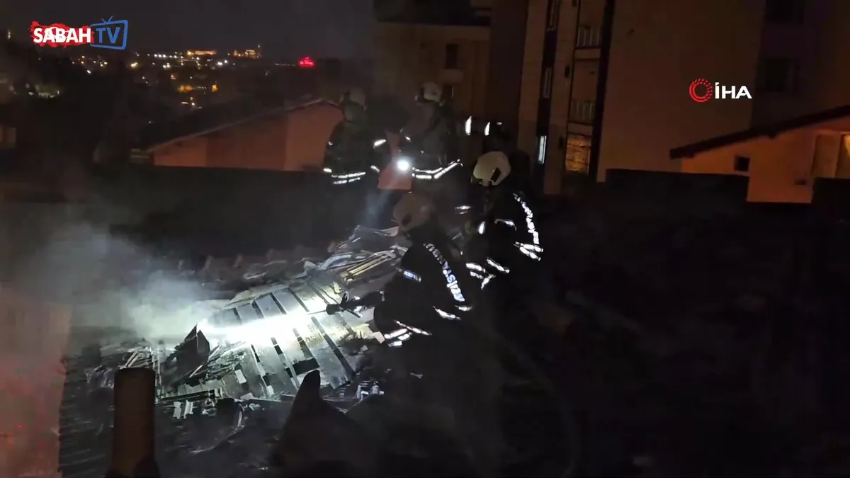 Eyüpsultan’da gecekondu yangını: 1 ölü, 1 yaralı | Video videosunu izle Eyüpsultan’da gecekondu yangını: 1 ölü, 1 yaralı | Video videosunu izle