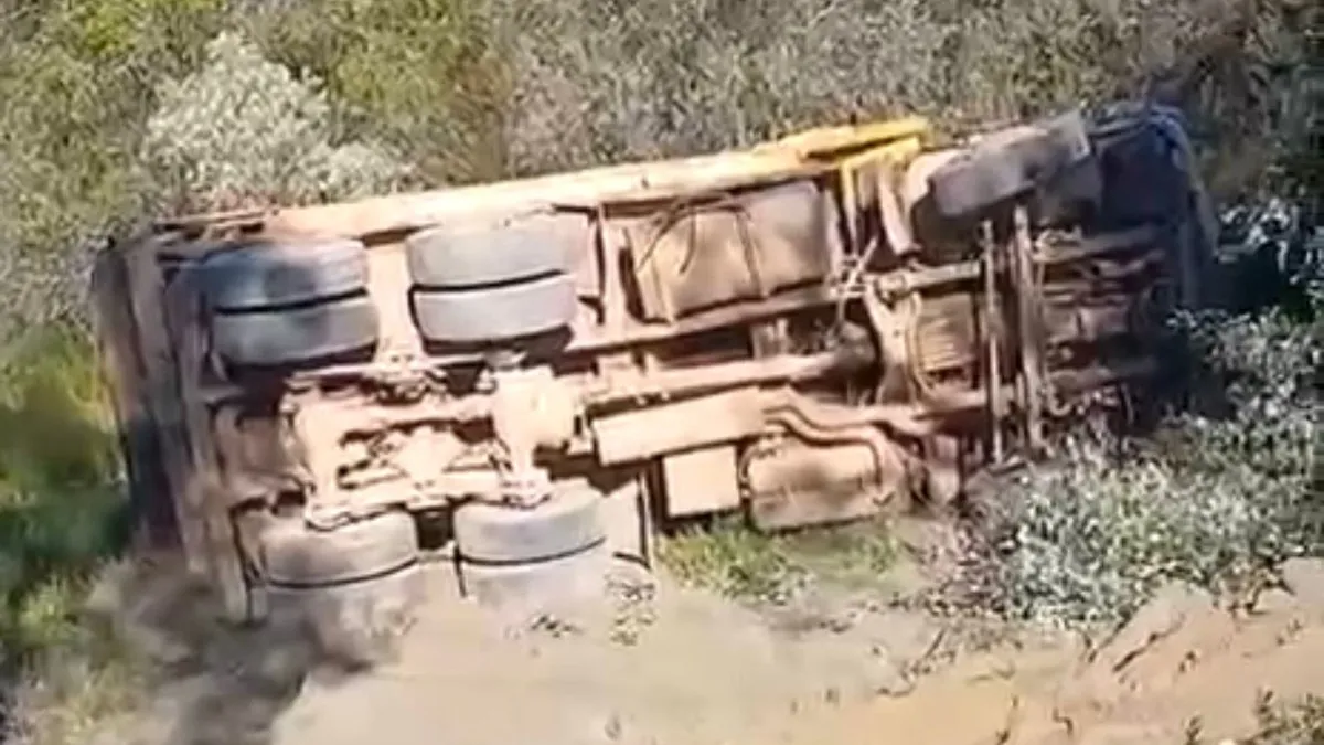 Alanya’da şarampole devrilen kamyonun sürücüsü öldü Alanya’da şarampole devrilen kamyonun sürücüsü öldü