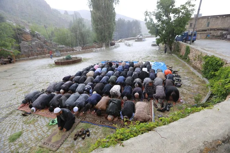 Yağmur duası ederken sağanağa yakalandılar